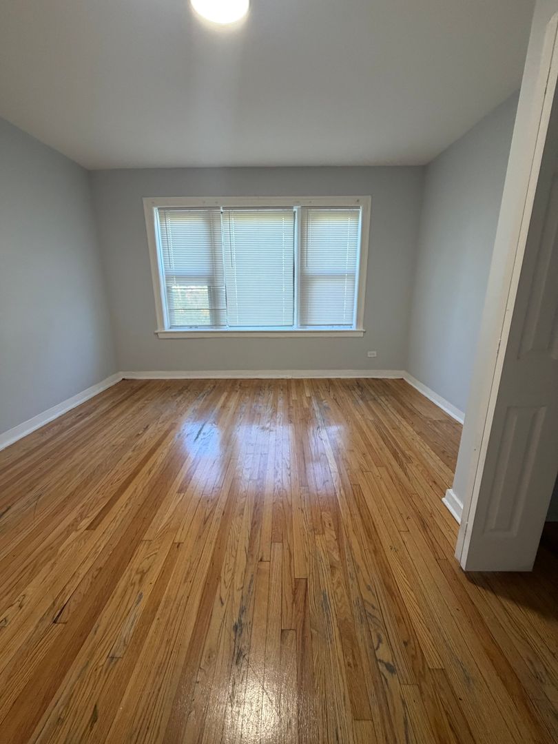 Chicago Apartment: 7601-7609 S Drexel