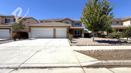 Big & Beautiful 5 Bedroom, 2.5 Bathroom Oak Hills Home!!! – photo 1