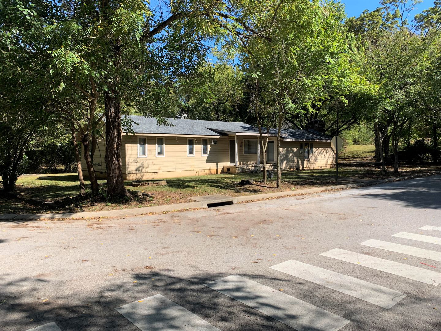 Fayetteville House: 632 W Prospect St.