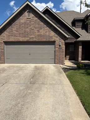 BEAUTIFUL HOME IN GREAT LOCATION! – photo 1
