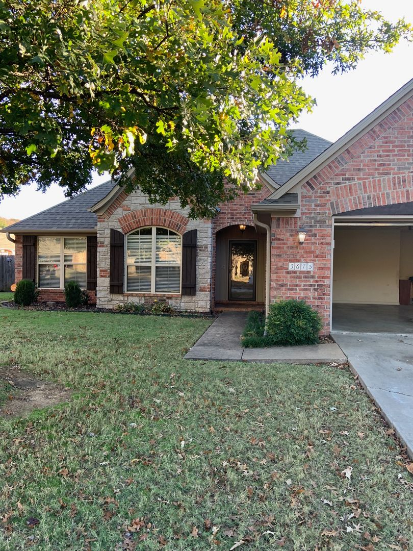 Fayetteville House: 3673 W Mountain View Dr