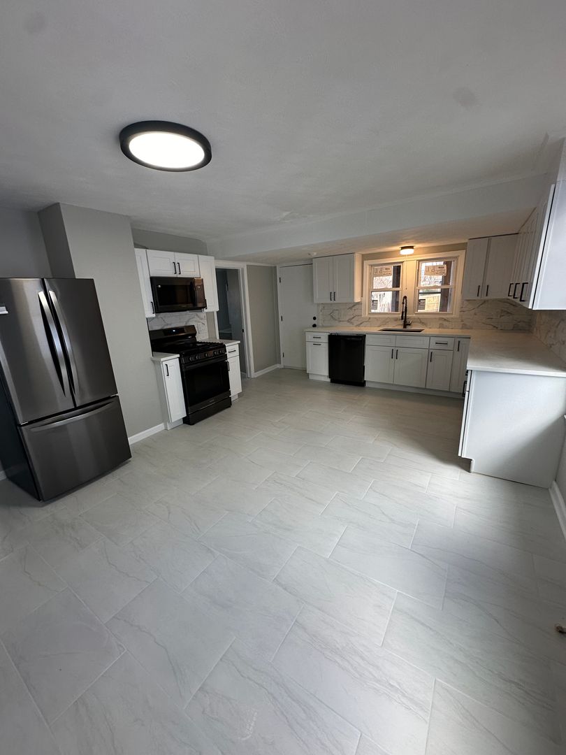 New Britain Apartment: 177 Hart St