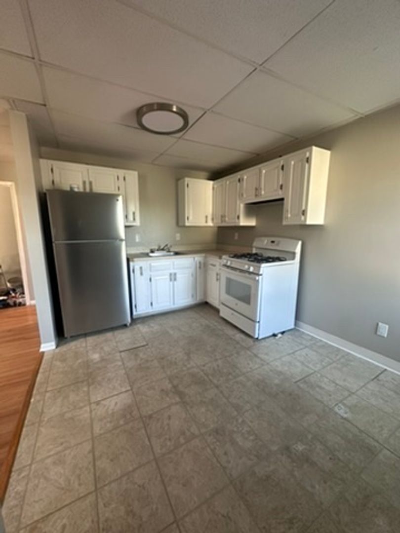 Ansonia Apartment: 5 Crescent Street