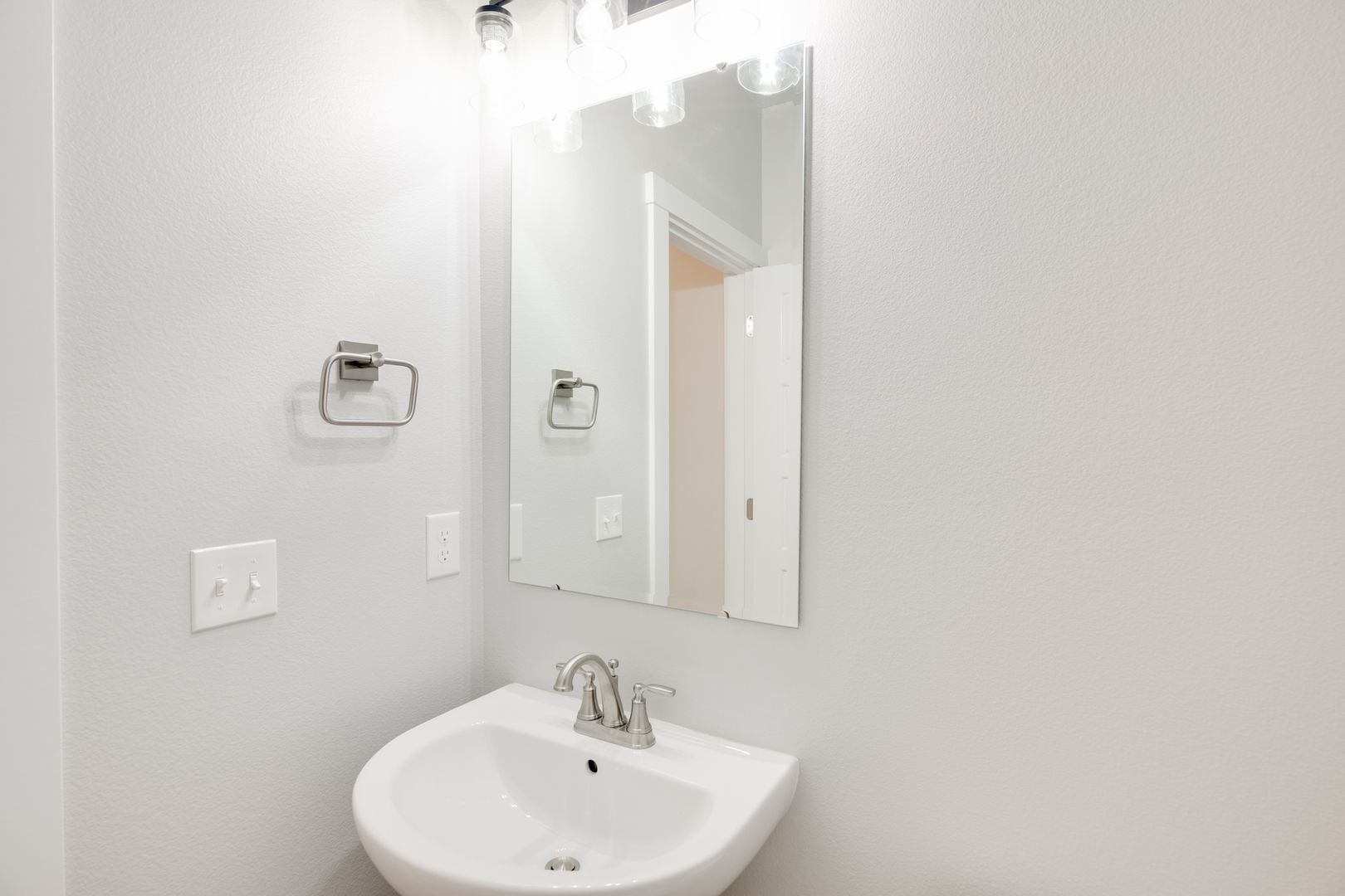 Meridian House: 322 S Echo Canyon Ave