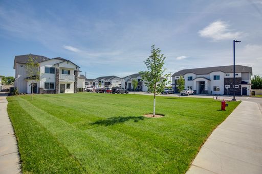Now Leasing! Beautiful Open Concept Living! – photo 1