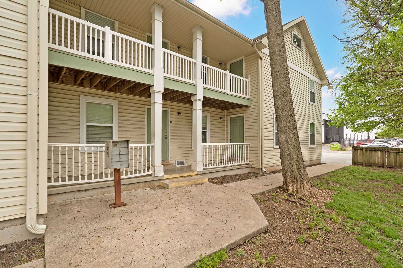 Springfield Apartment: 1138 E Walnut St