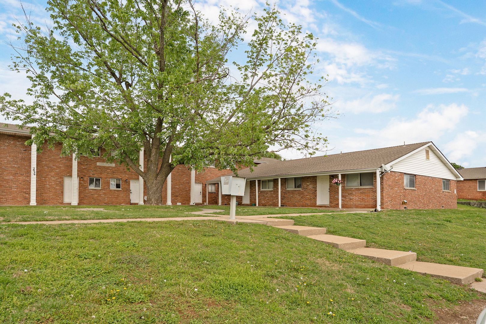 Springfield Apartment: 2929 & 2943 East University Street