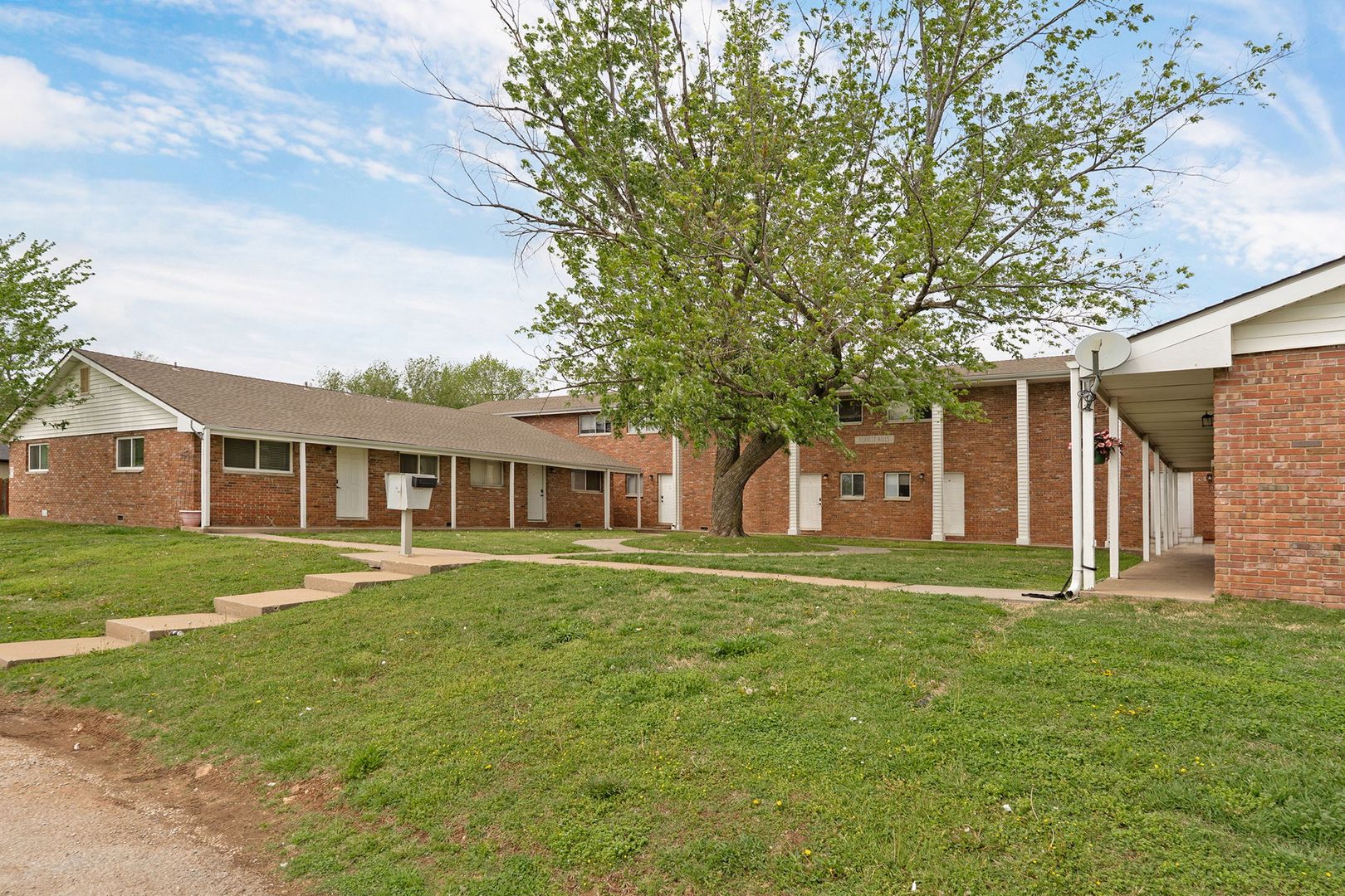 Springfield Apartment: 2929 & 2943 East University Street