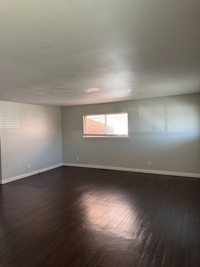 Springfield Apartment: 2929 & 2943 East University Street