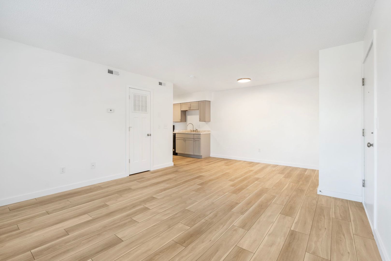 Springfield Apartment: 3110-3180 West Greenwood Street