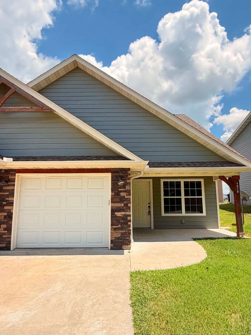 Webb City Apartment: Easton Duplexes