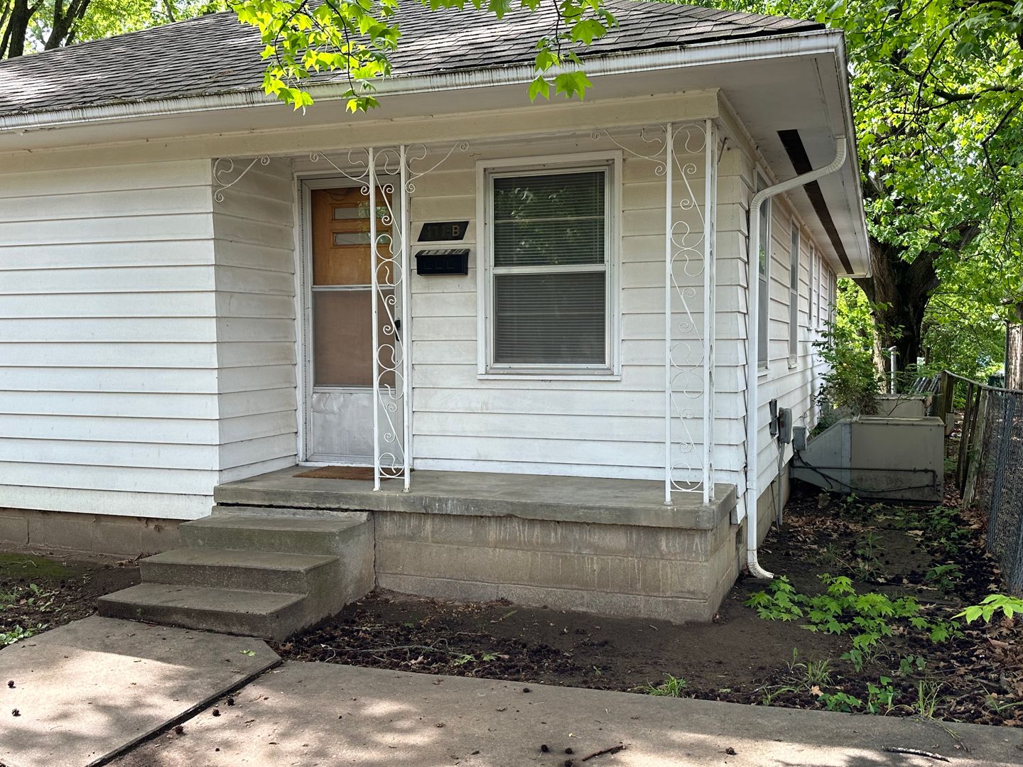 Pittsburg Apartment: 111 W Lindburg