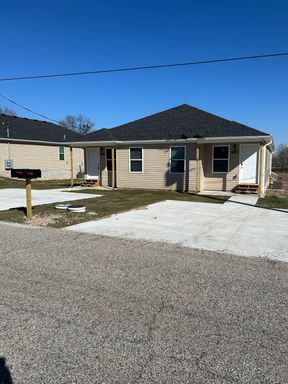 PRE LEASE!! 3 Bedroom/ 2 Bathroom Duplex- AVAILABLE OCTOBER 10TH