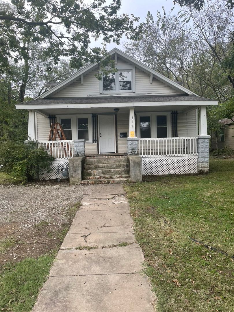 Pittsburg House: 501 E Washington