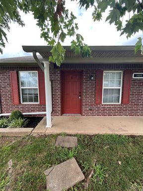 Charming 2-Bedroom, 1-Bathroom Duplex in Quiet Neighborhood – photo 1
