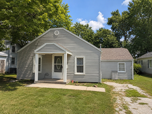 For Rent- Cute 3 bedroom / 1.5 bathrooms in Lamar Mo!!!