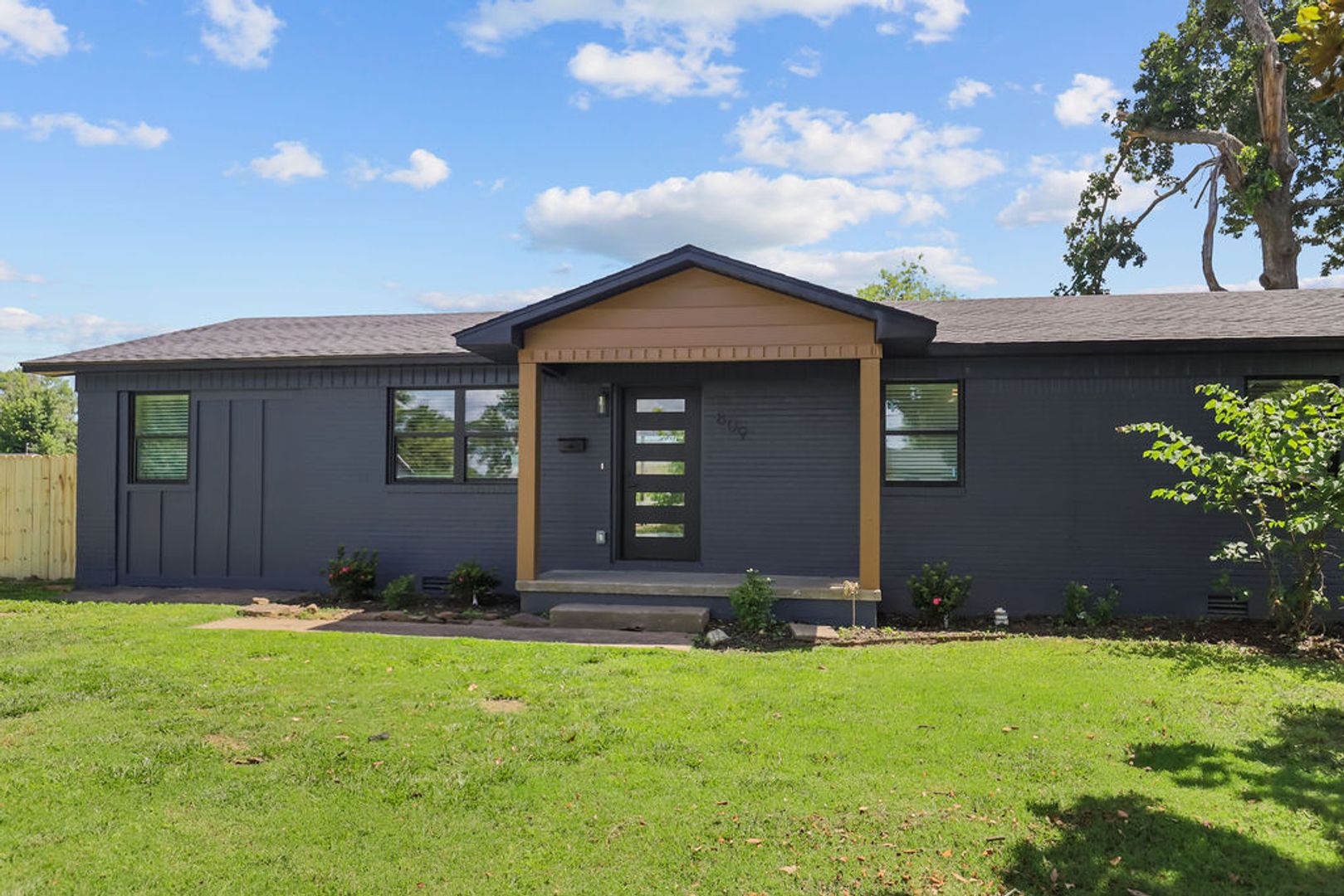 Bentonville House: 809 Carson Drive