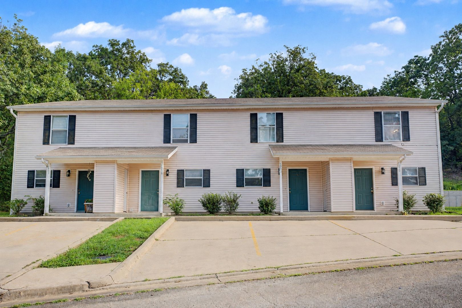 Fayetteville House: 1366 E Sequoyah Ct