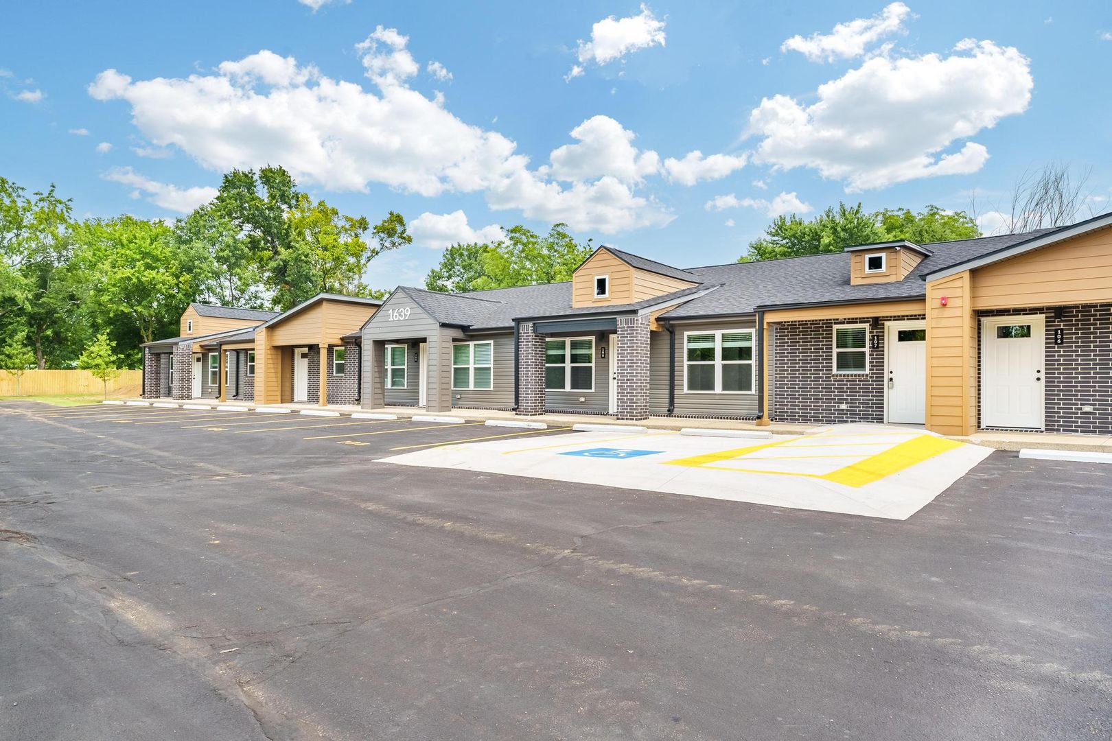 Rogers Apartment: 1639 N Arkansas St