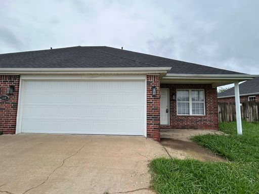 Open floor plan! 2 car garage, 3bedroom 2 bath – photo 1