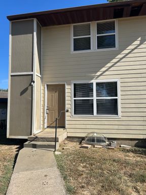 Large 4 Bedroom 1.5 Bathroom Townhome – photo 1