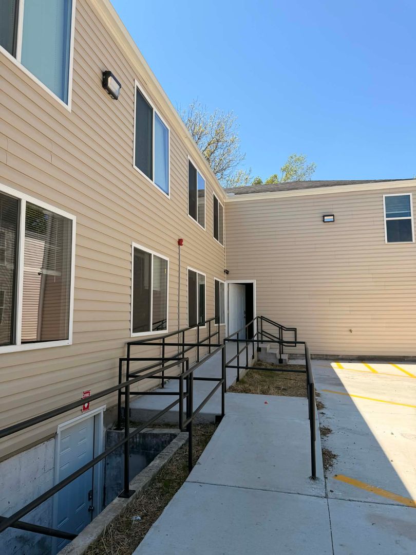 Joplin Apartment: 117-121 S Byers Apartments