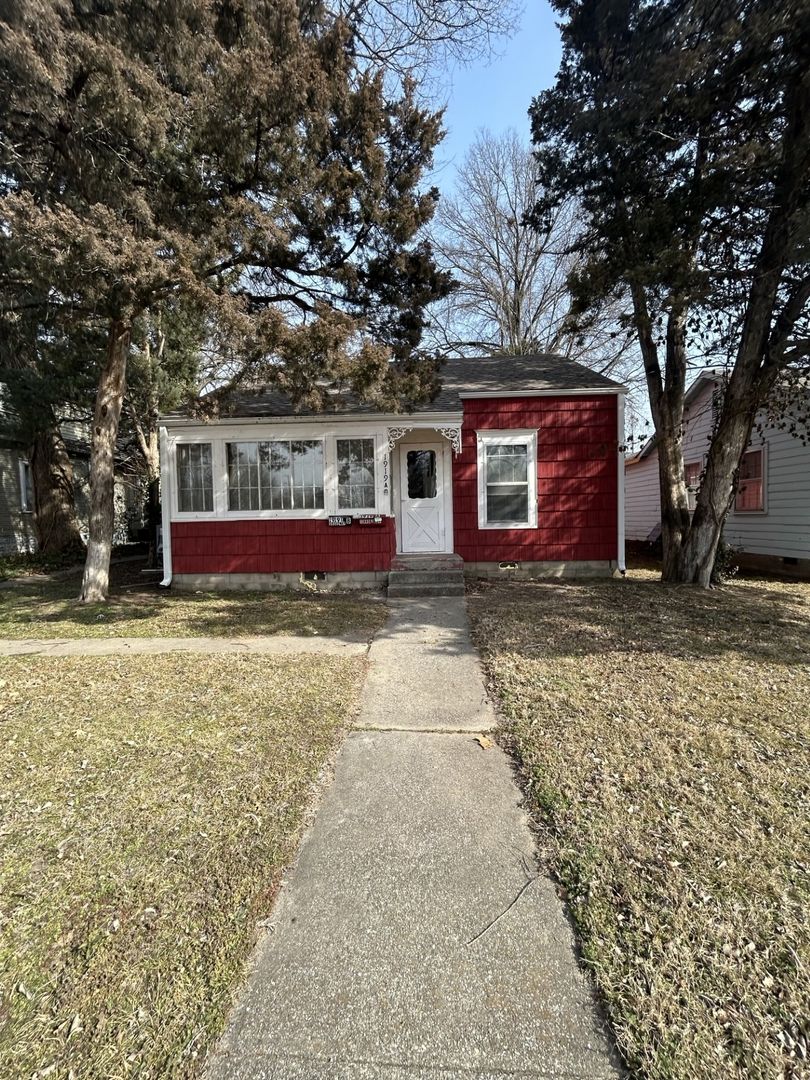 Pittsburg Apartment: 1919 S Broadway