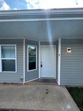 Comfortable 2-Bed, 1-Bath Ground-Floor Apartment with Easy Access – photo 1