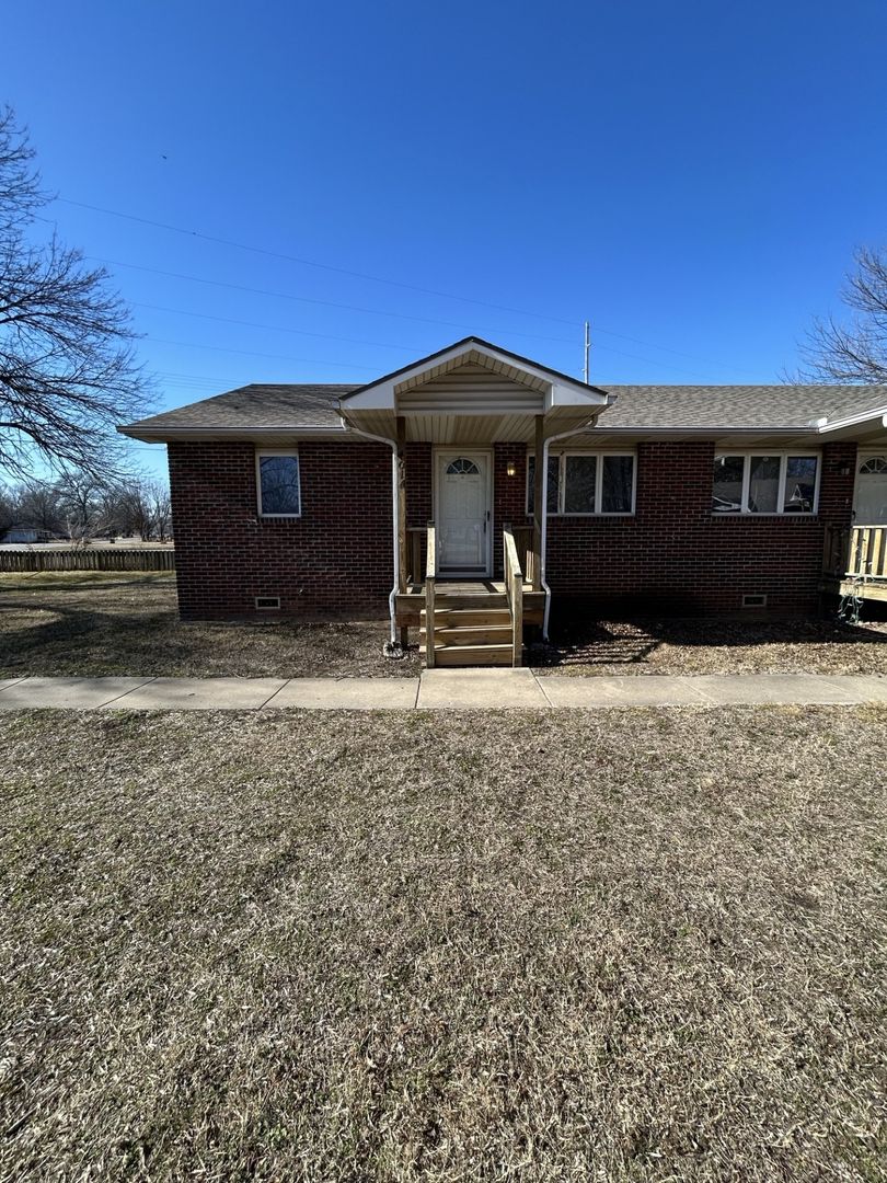 Pittsburg Apartment: 401 E. Adams