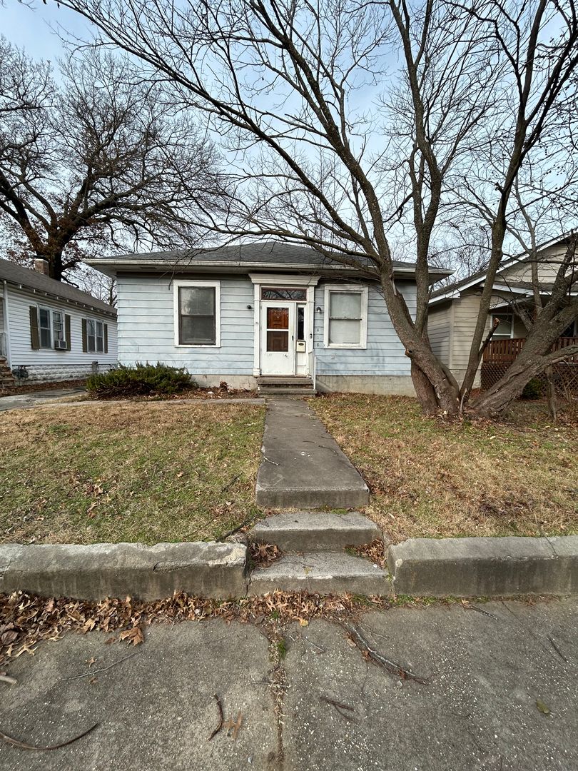 Pittsburg House: 418 W. 9th St.