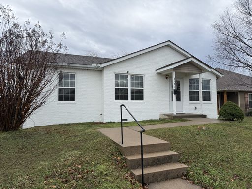 COMING SOON: FULLY FURNISHED!!! 3 bedroom/ 1.5 bathrooms- Short-Term Rental – 2121 Kentucky Ave, Joplin, MO, With a Car Garage!!! – photo 1