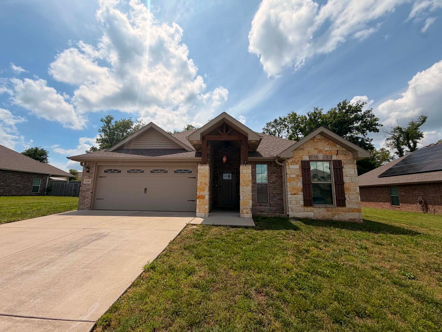Webb City House: 1104 Lakeview Drive