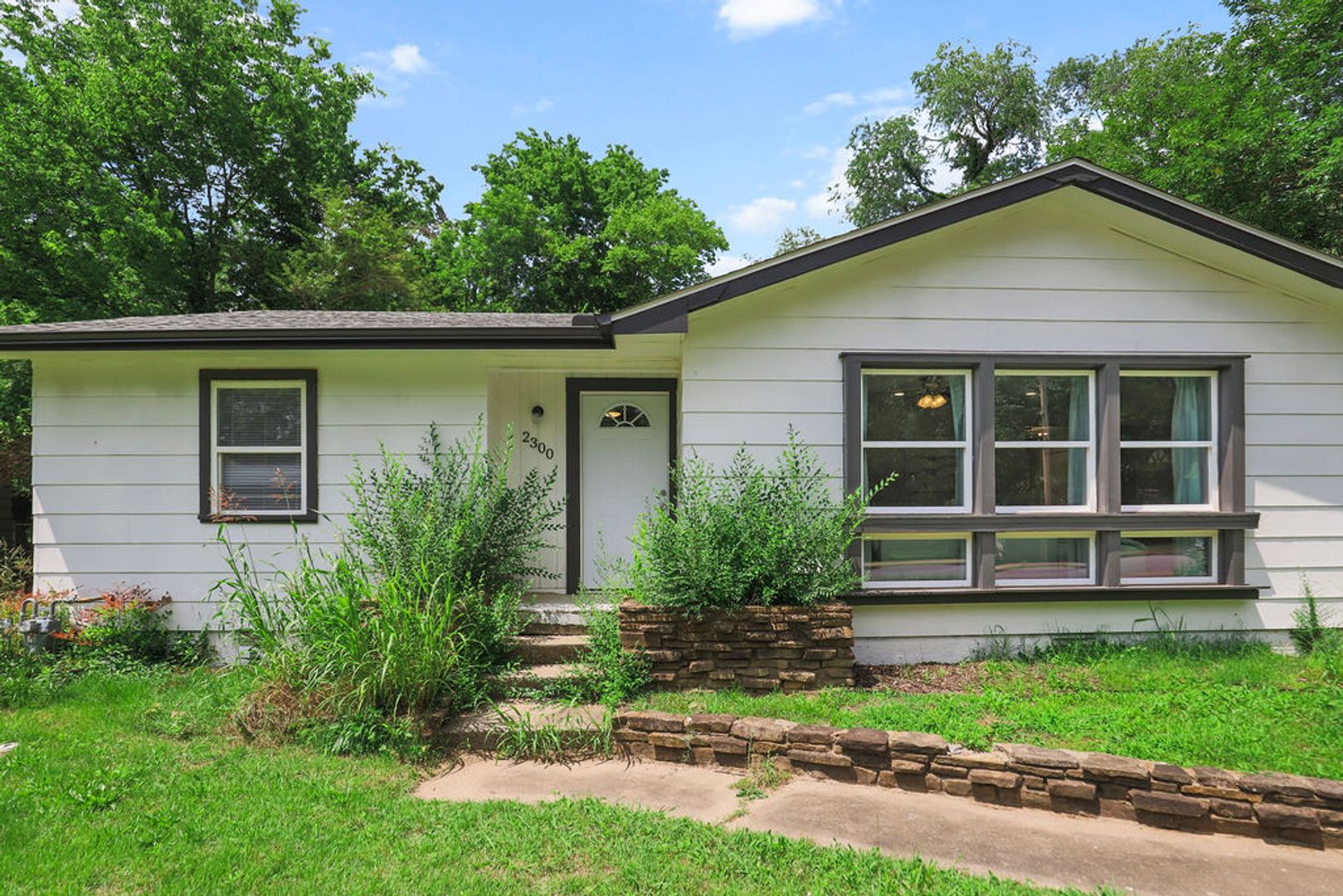 Fayetteville House: 2300 W Holly St