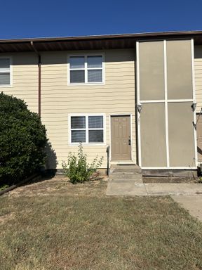 Nice 2 Bedroom 1 1/2 Baths Townhouse