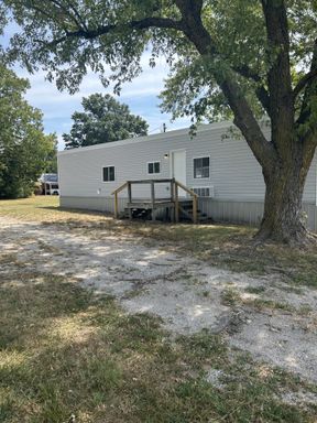 Completely Renovated 3 Bedrooms 1 Bathroom w/Washer & Dryer Hookups!
