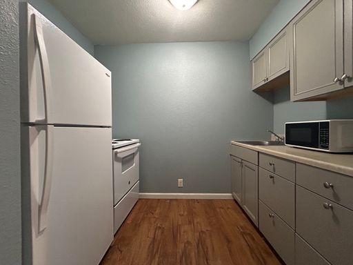 Charming 1-Bedroom, 1-Bathroom Upstairs Apartment in Quiet Neighborhood – photo 1