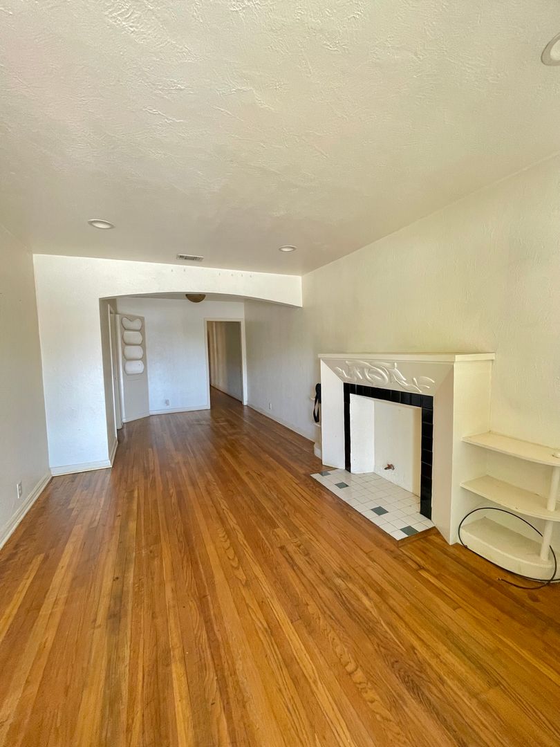 Dallas Apartment: 205-207 Tennant