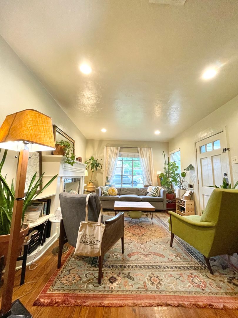 Dallas Apartment: 209-211 Tennant