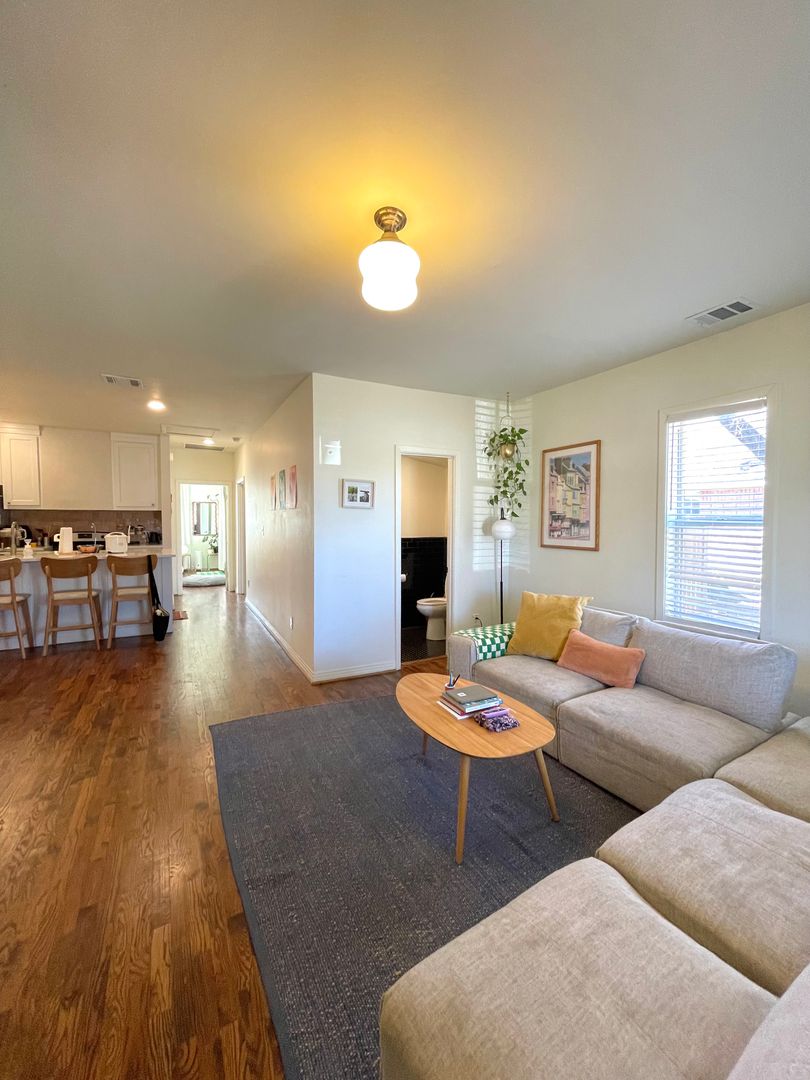 Dallas House: 1318 Stafford