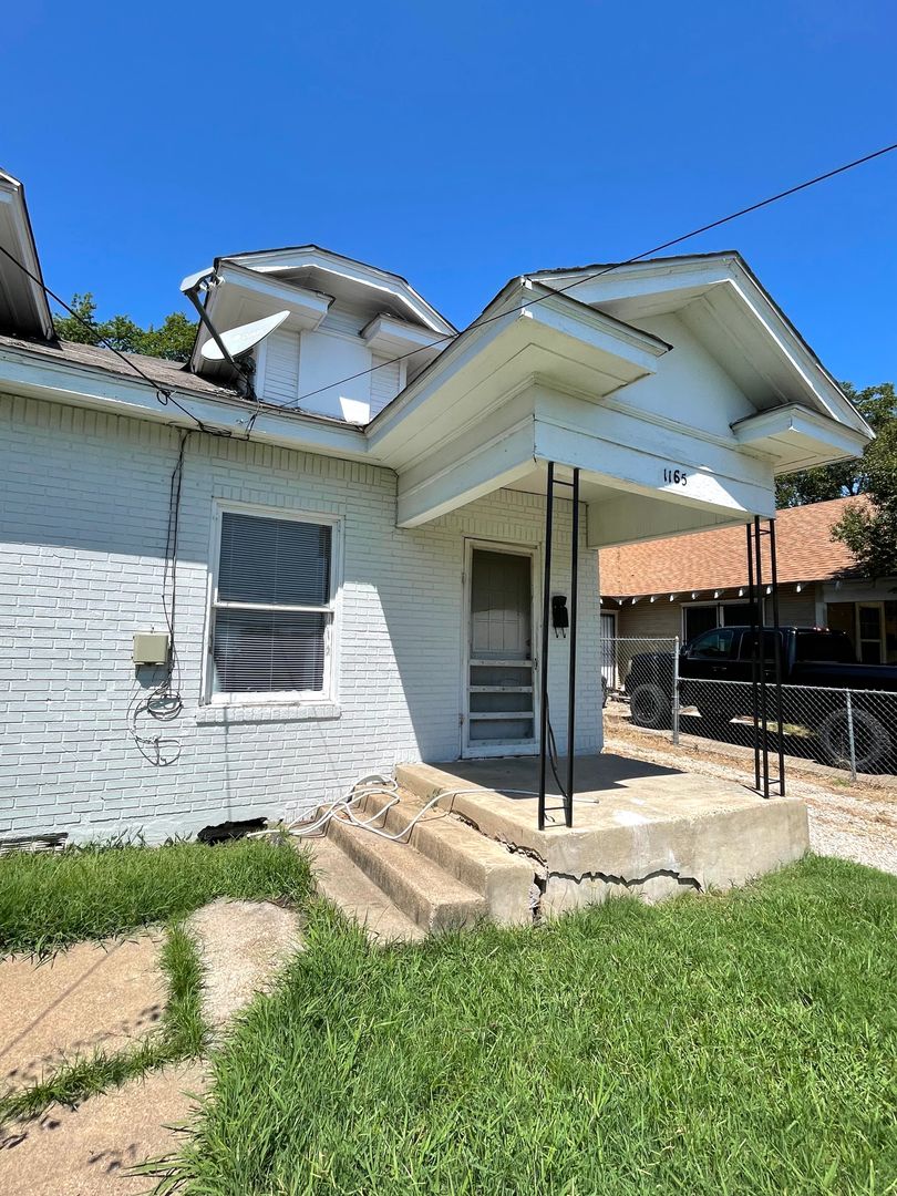 Dallas Apartment: 1159 N Madison Ave