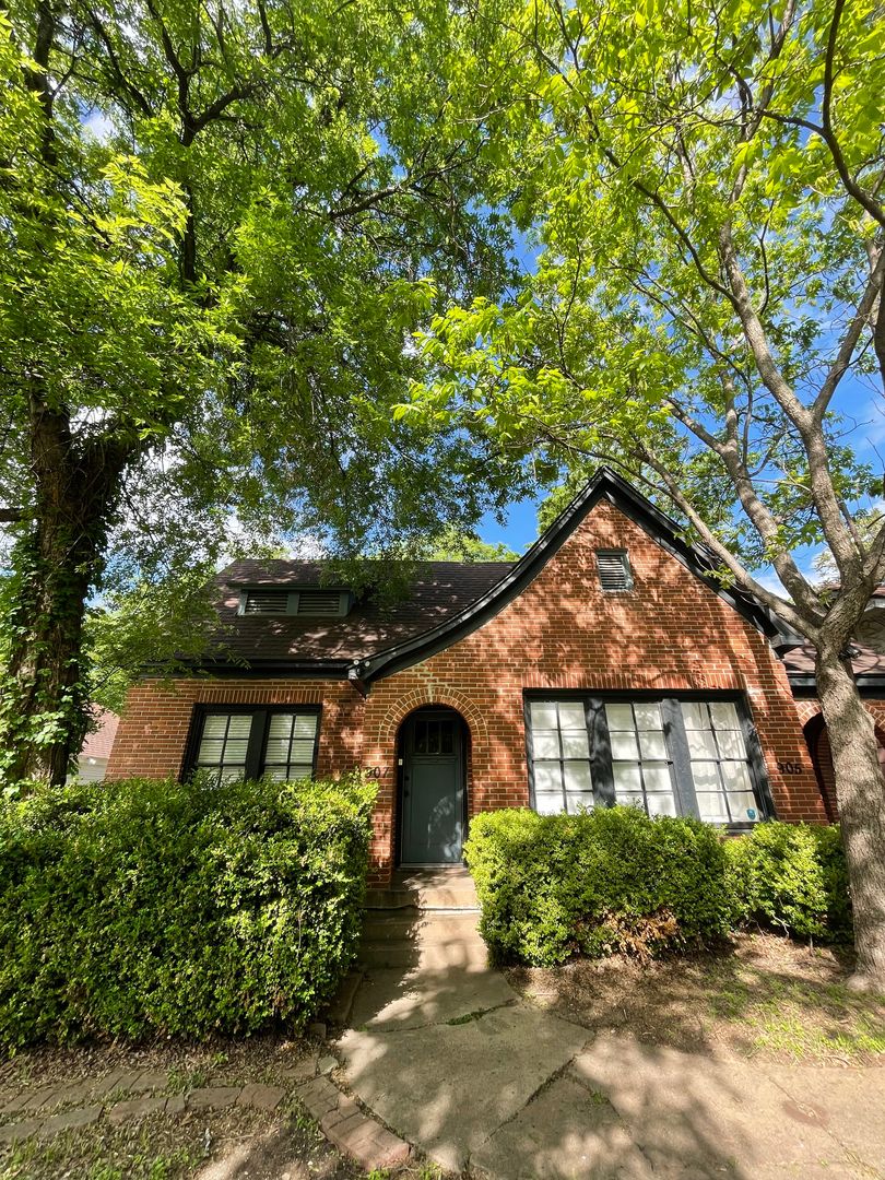 Dallas Apartment: 905-907 S Windomere Ave