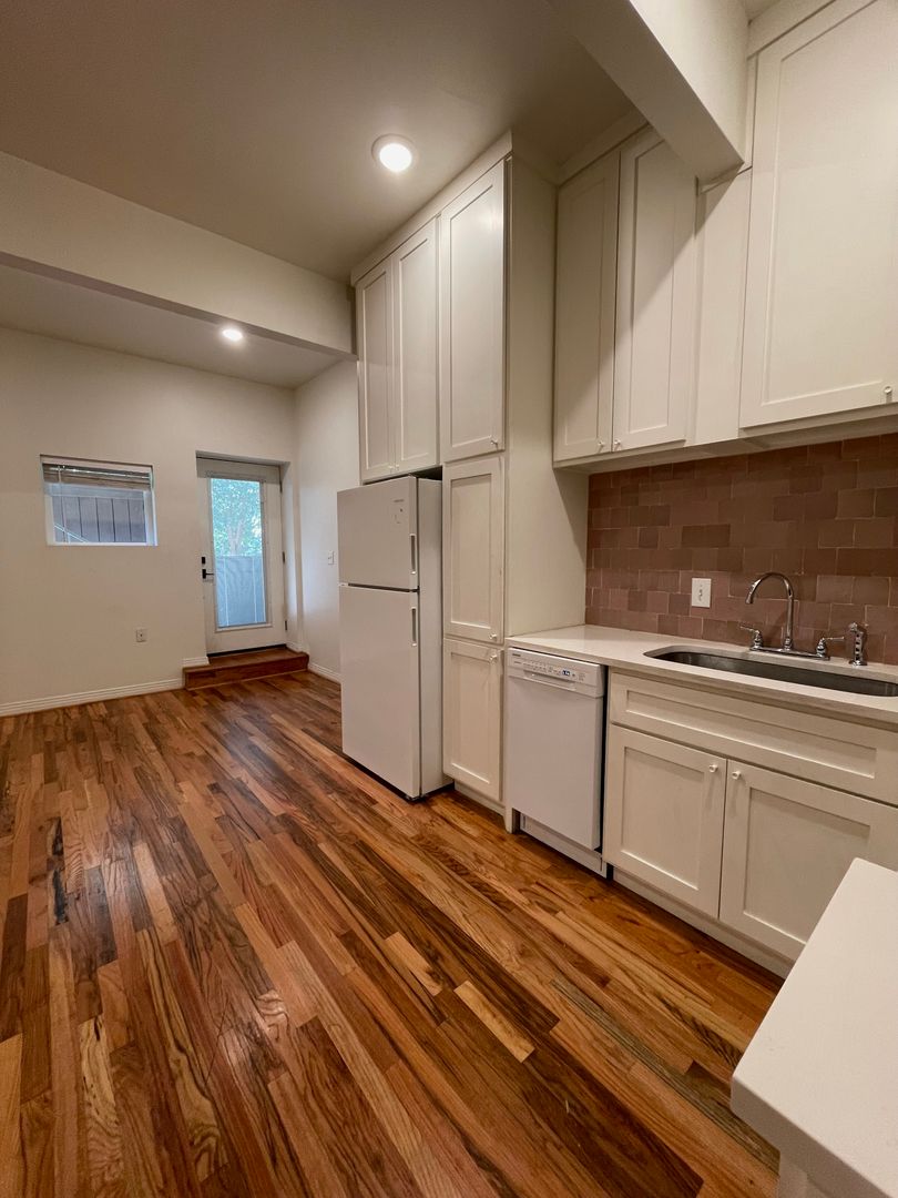 Dallas Apartment: 700 Woodlawn