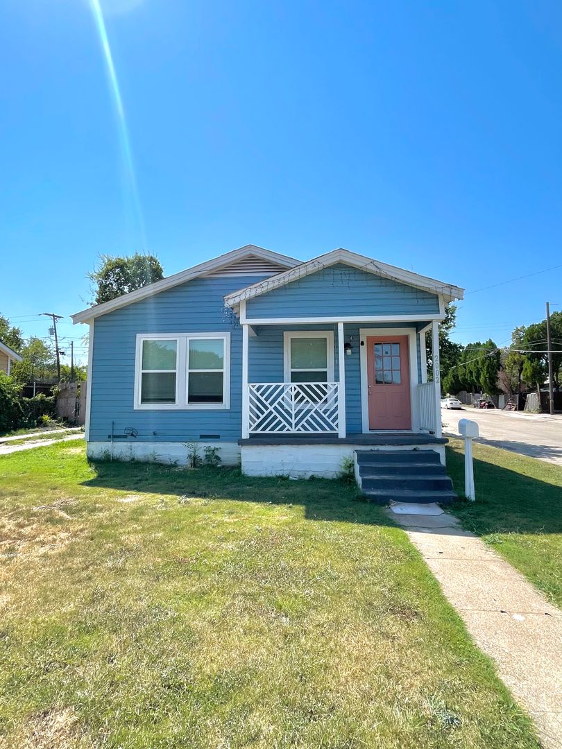 Dallas House: 2002 Dudley Ave