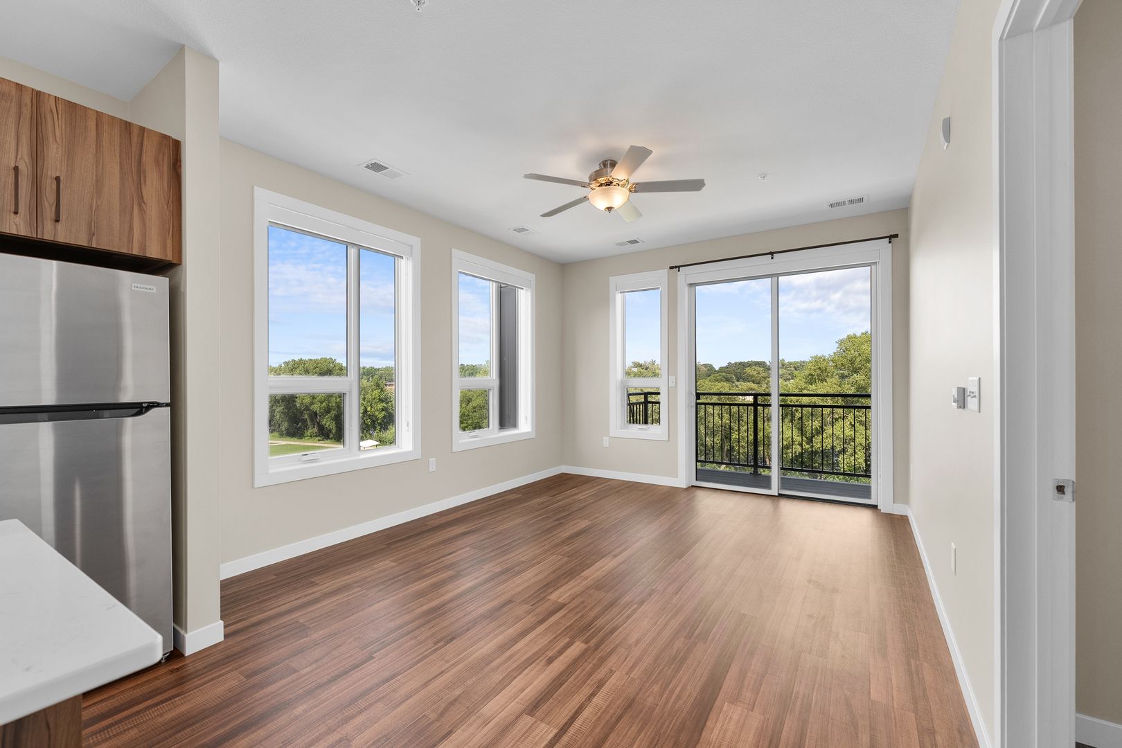 Eau Claire Apartment: 1920 Oxford Avenue