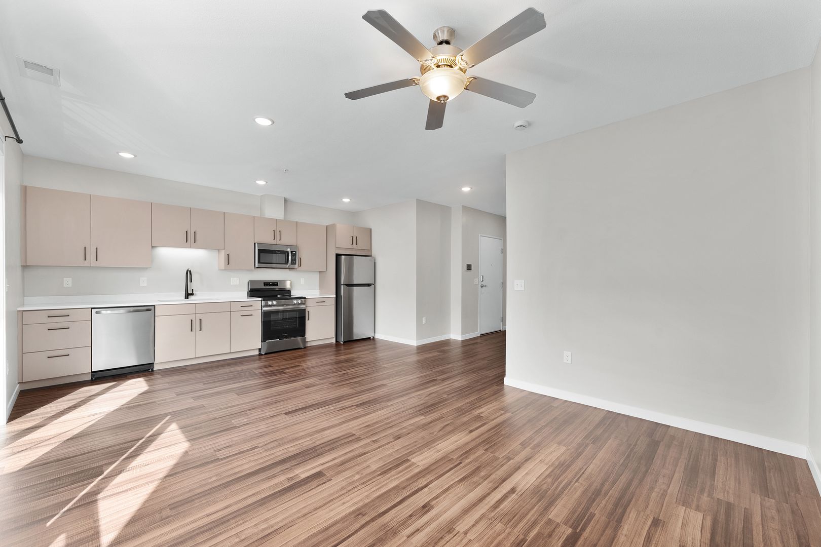 Eau Claire Apartment: 1920 Oxford Avenue