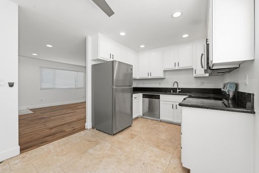 IN UNIT WASHER DRYER 2 BED / 1 BATH PLANK FLOORING, DOWNSTAIRS CORNER UNIT – photo 1