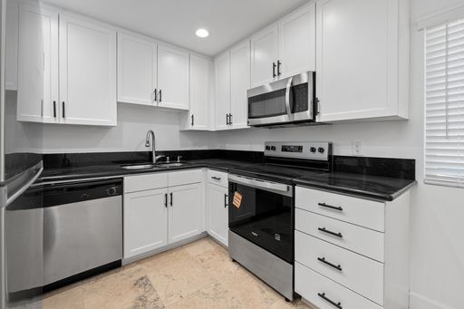 IN UNIT WASHER / DYER COMBINATION. DOWNSTAIR UNIT. – photo 1