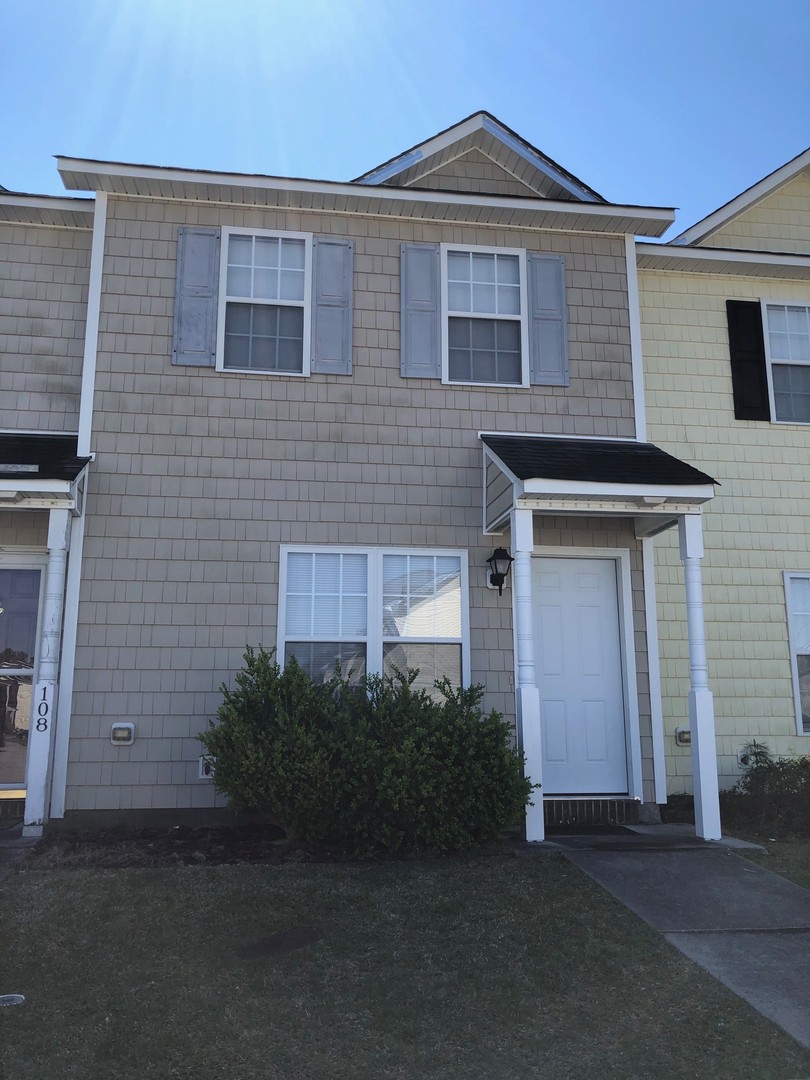 Jacksonville House: 106 Streamwood Drive