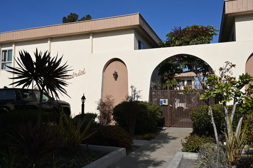 Upstairs 1 Bedroom Apartment in Gated Complex, 2 blocks to the Beach – photo 1