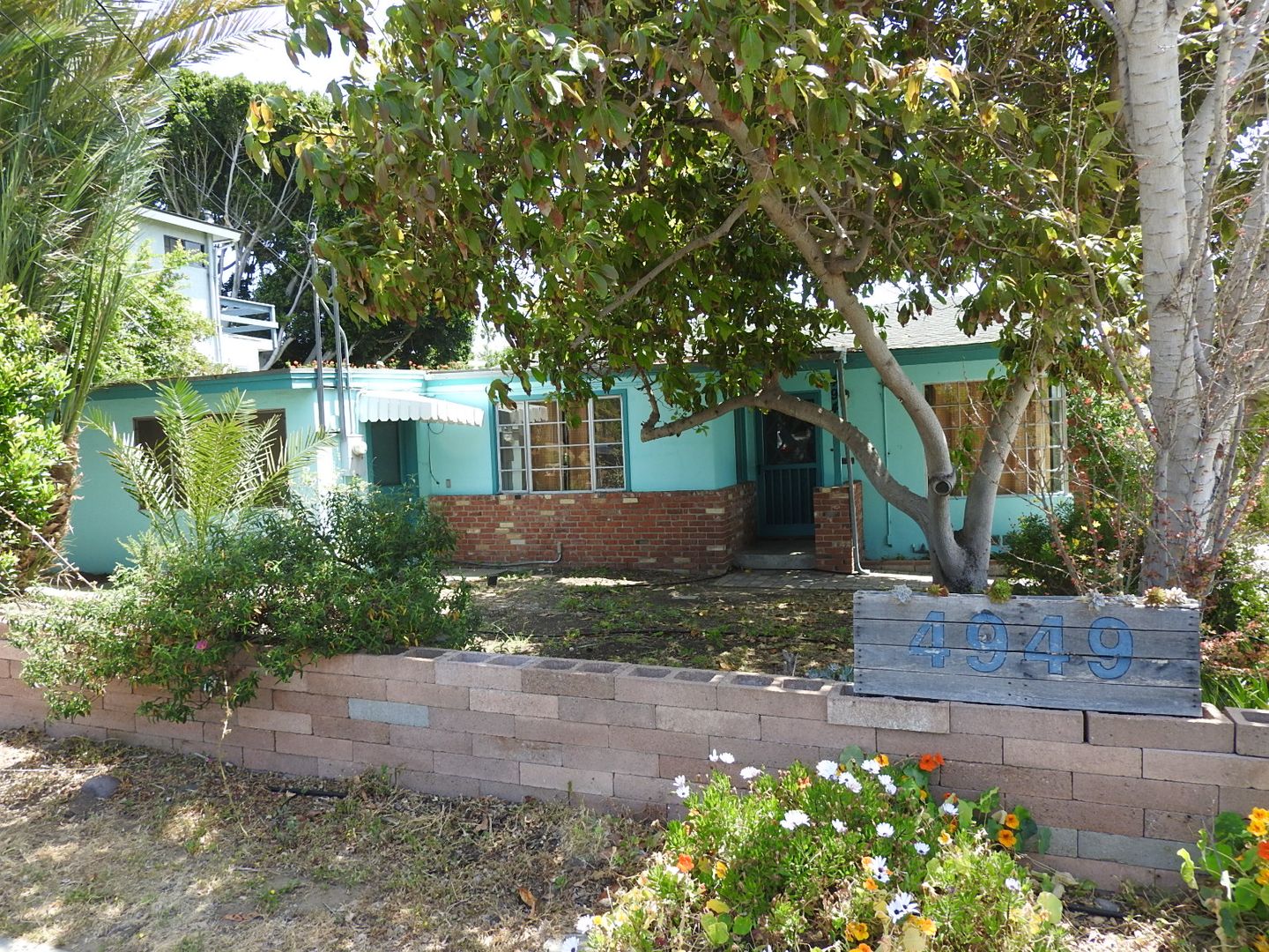 San Diego House: 4949 Kendall St